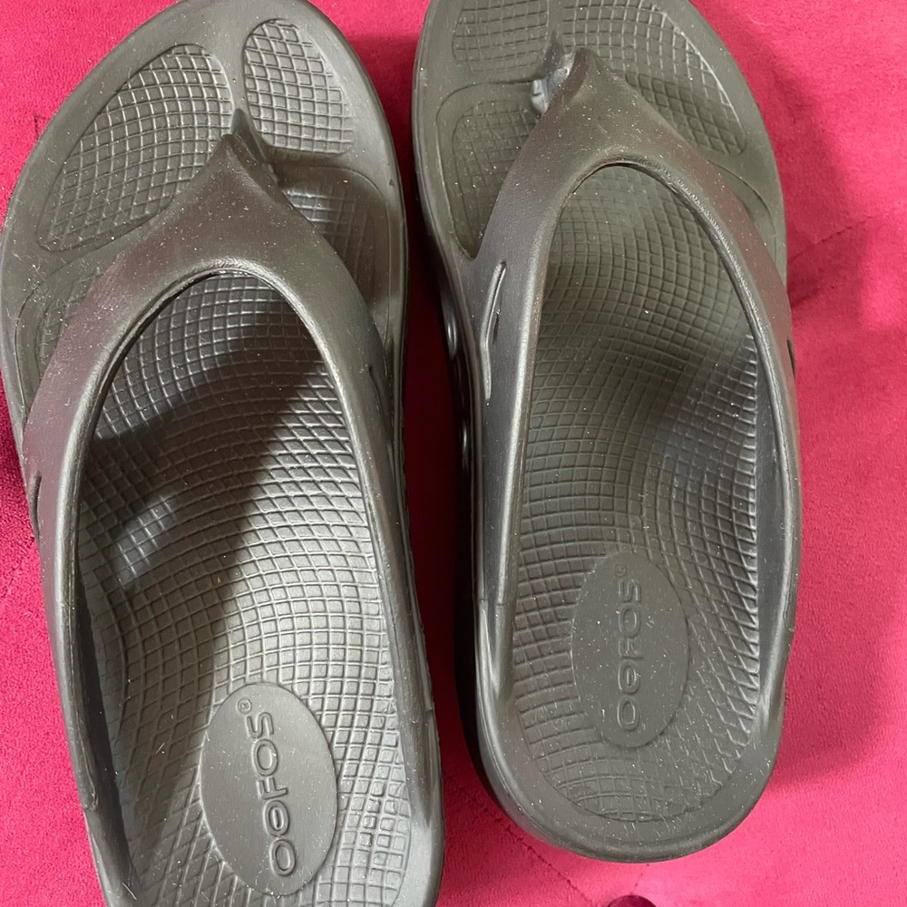 OOFOS Black Recovery Sandals Women’s 7